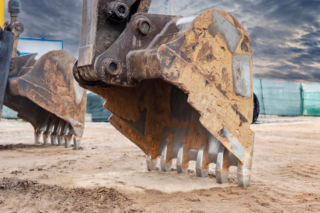 Nahaufnahme der Baggerschaufel auf der Baustelle Baumaschinen für Erdarbeiten