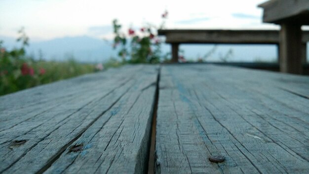 Foto nahaufnahme der bank auf dem feld gegen den himmel