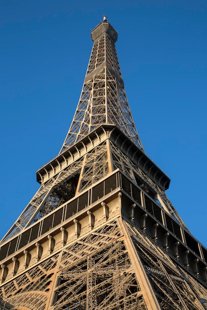 Foto nahaufnahme der basis und mittelteil des eiffelturms, paris, frankreich