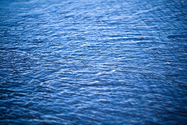 Nahaufnahme der blauen ruhigen schwankenden Wellen am Abend