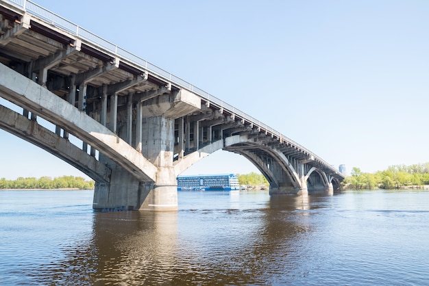 Nahaufnahme der Brücke über den Dnjepr in Kiew