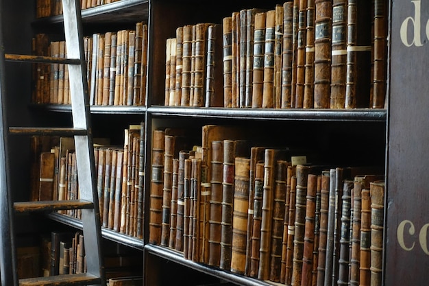 Nahaufnahme der Bücher in der Bibliothek Book of Kells in Dublin, Irland