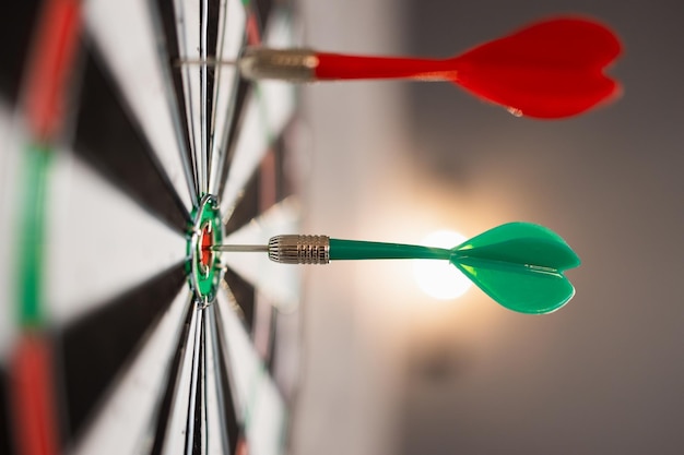 Nahaufnahme der Dartscheibe mit Darts