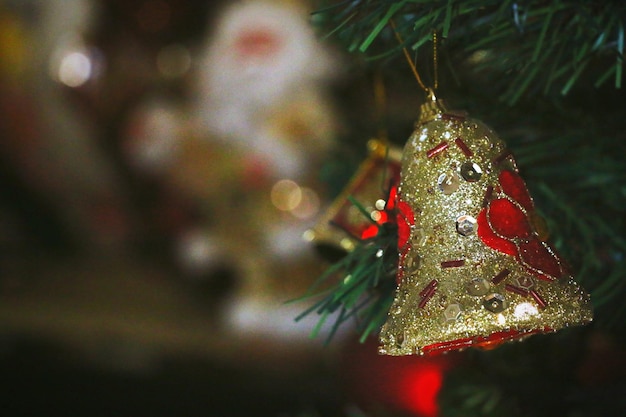 Foto nahaufnahme der dekoration, die auf dem weihnachtsbaum hängt