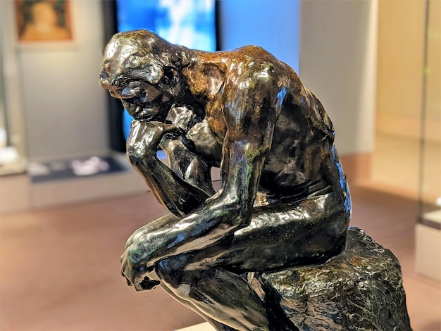 Nahaufnahme der Denkerskulptur von Auguste Rodin in der Burrell-Sammlung