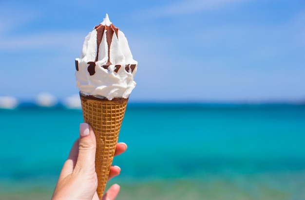 Nahaufnahme der Eiscreme im Waffelhintergrund das Türkismeer