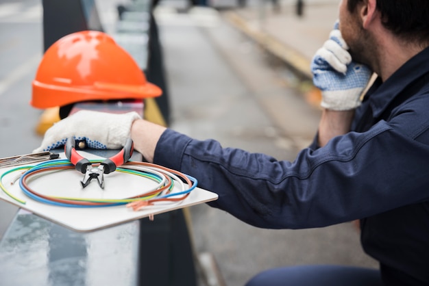 Nahaufnahme der elektrischen Ausrüstung und des Elektrikers auf Straße