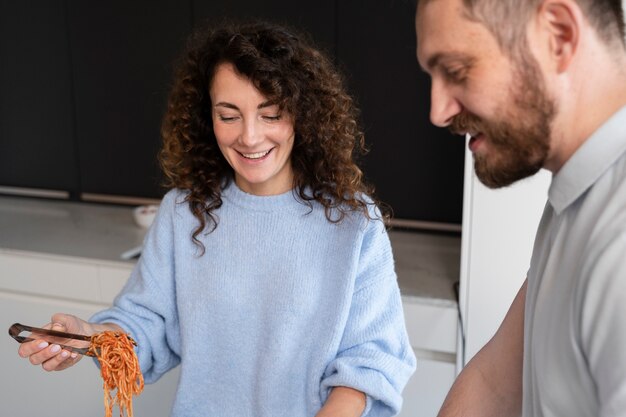 Nahaufnahme der Familie beim gemeinsamen Essen