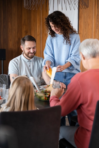 Foto nahaufnahme der familie beim gemeinsamen essen