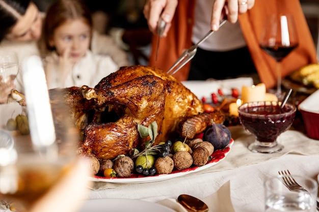 Nahaufnahme der Familienfeier während Thanksgiving