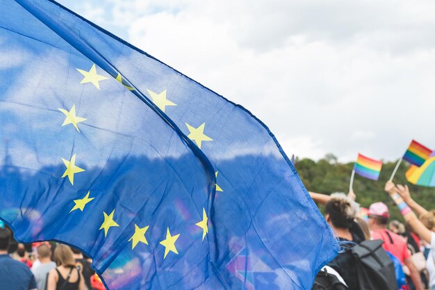 Nahaufnahme der Flagge der Europäischen Union auf der Prager Gay Pride Parade Blick von hinten auf Menschen in einer Menschenmenge