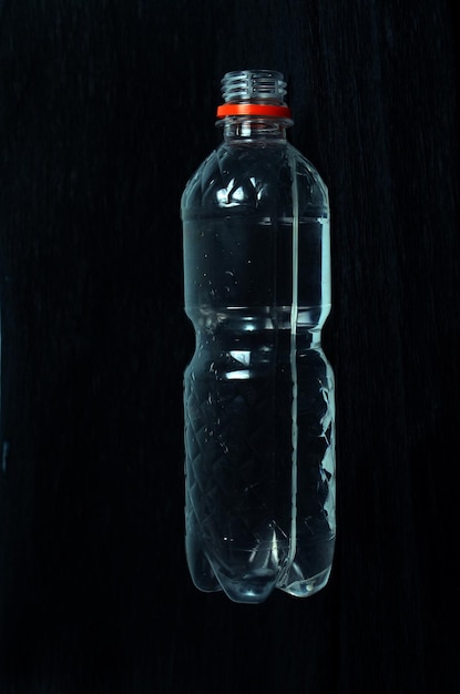 Nahaufnahme der Flasche vor schwarzem Hintergrund