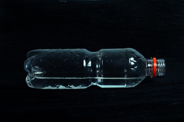 Nahaufnahme der Flasche vor schwarzem Hintergrund