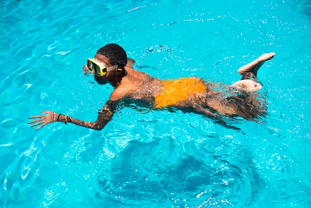 Nahaufnahme der Frau der afrikanischen Abstammung schwimmen im Pool