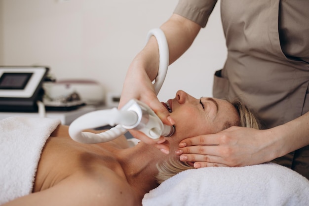 Nahaufnahme der Frau, die Hydro-Mikrodermabrasion-Peeling-Gesichtsbehandlung in der kosmetischen Schönheits-Spa-Klinik Hydra-Staubsauger-Peeling-Verjüngung und -Hydratation Kosmetologie-Gesichtshautpflege erhält