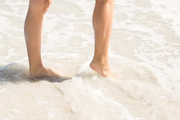 Nahaufnahme der Frau Fuß auf dem Wasser