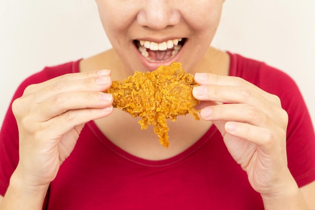 Foto nahaufnahme der frau hand brathähnchen für eatwoman mit fast-food-konzept halten