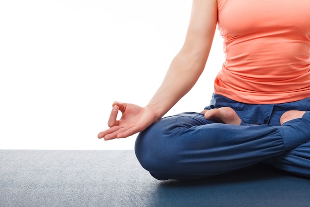 Nahaufnahme der Frau in der Yoga Asana Padmasana Lotus Pose