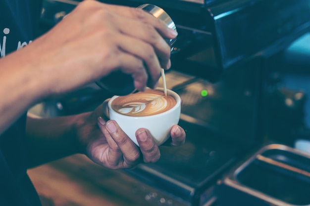 Nahaufnahme der Frau Kaffeetasse halten