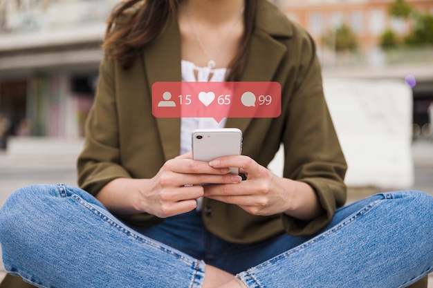 Foto nahaufnahme der frau mobiltelefon mit social media-netzikonen halten