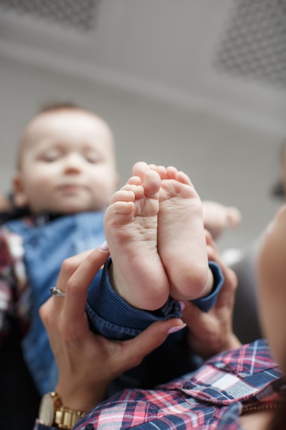 Nahaufnahme der Füße des süßen Babys