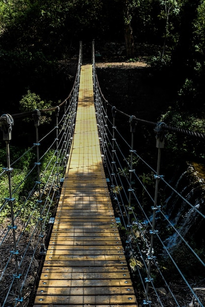 Foto nahaufnahme der fußgänger-hängebrücke in der aussicht