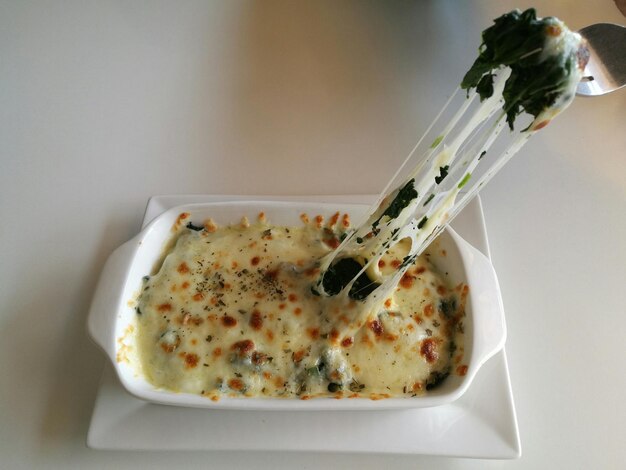 Foto nahaufnahme der gabel im essen auf dem tisch