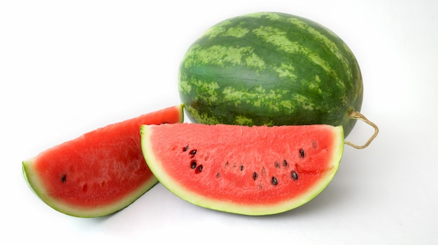 Nahaufnahme der ganzen und geschnittenen reifen Wassermelone isoliert