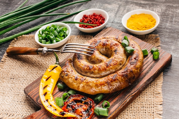 Foto nahaufnahme der gegrillten schneckenwurst auf ausschnittvorstand