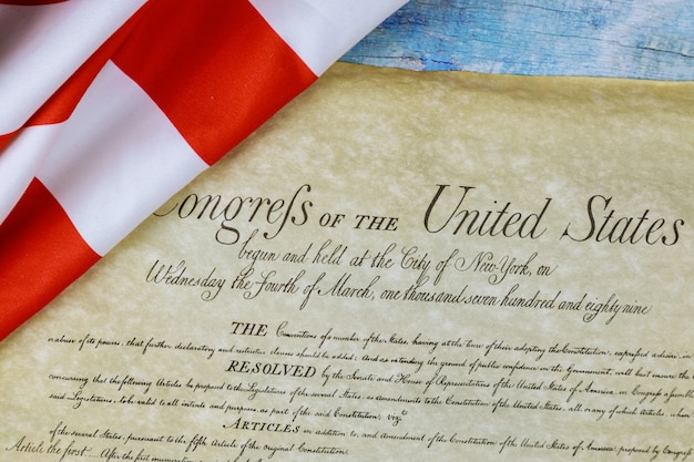 Nahaufnahme der gekräuselten amerikanischen Flagge auf der Präambel der Verfassung der Vereinigten Staaten von Amerika