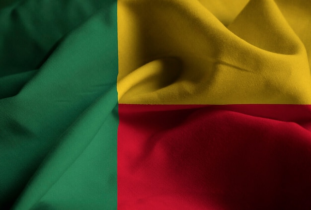 Nahaufnahme der gekräuselten Benin-Flagge, Benin-Flagge, die im Wind durchbrennt