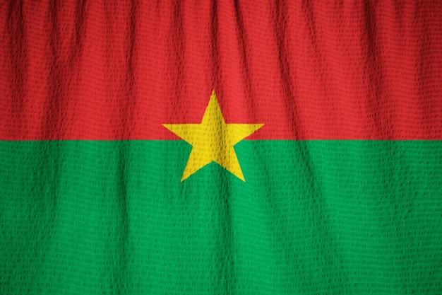 Foto nahaufnahme der gekräuselten flagge burkina faso, flagge burkina faso, die im wind durchbrennt