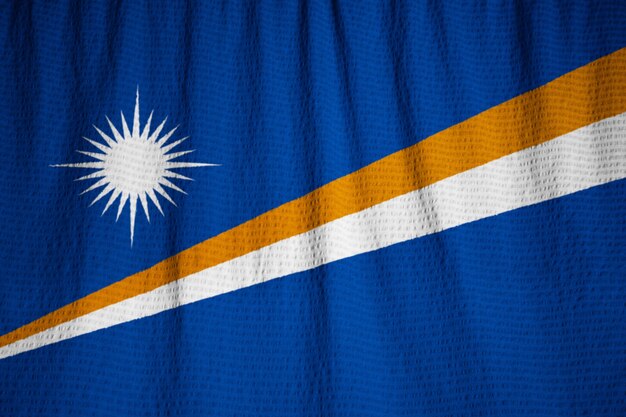 Nahaufnahme der gekräuselten Marshall-Insel-Flagge, Marshall Islands-Flagge, die im Wind durchbrennt