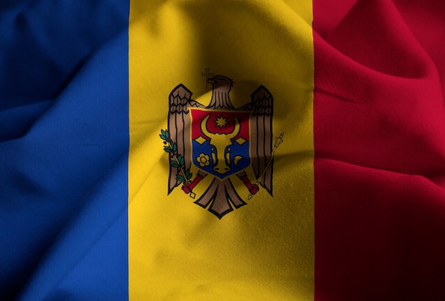 Nahaufnahme der gekräuselten Moldau-Flagge, Moldau-Flagge, die im Wind durchbrennt