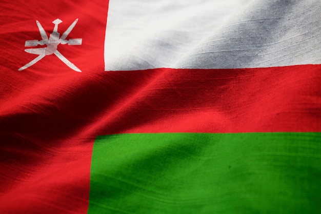 Nahaufnahme der gekräuselten Oman-Flagge, Oman-Flagge, die im Wind durchbrennt