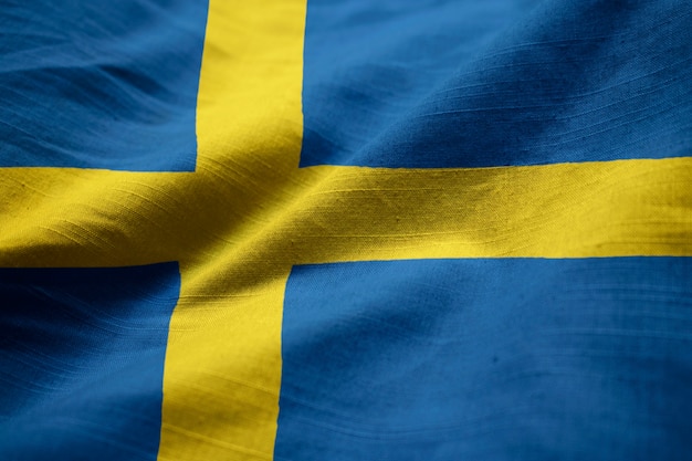 Nahaufnahme der gekräuselten Schweden-Flagge, Schweden-Flagge, die im Wind durchbrennt