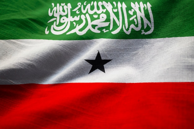 Nahaufnahme der gekräuselten Somaliland-Flagge, Somaliland-Flagge, die im Wind durchbrennt