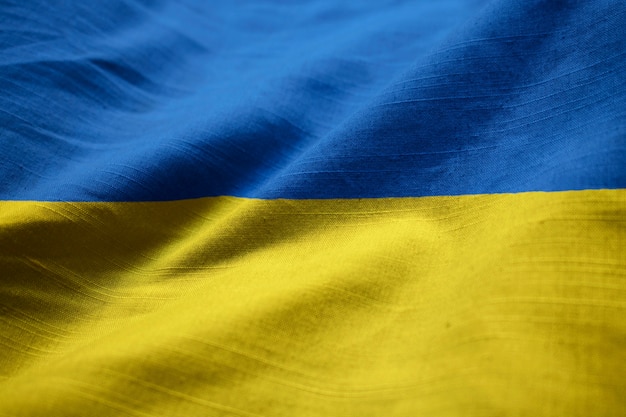 Nahaufnahme der gekräuselten Ukraine-Flagge, Ukraine-Flagge, die im Wind durchbrennt