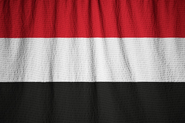 Nahaufnahme der gekräuselten Yemen-Flagge, Jemen-Flagge, die im Wind durchbrennt