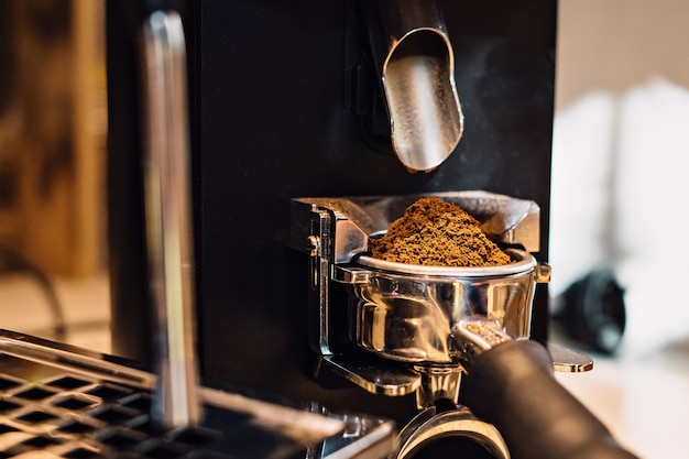 Nahaufnahme der gemahlenen Kaffeebohne in der Kaffeemaschine