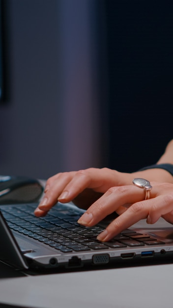 Nahaufnahme der Geschäftsfrau, die Hände auf der Tastatur am Schreibtisch im Büro des Startup-Unternehmens sitzt