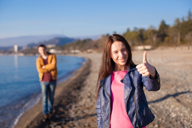 Nahaufnahme der glücklichen Frau der junge Mann am leeren Strand