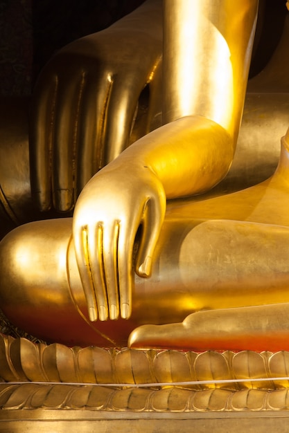 Foto nahaufnahme der goldenen buddhistischen statuenhand