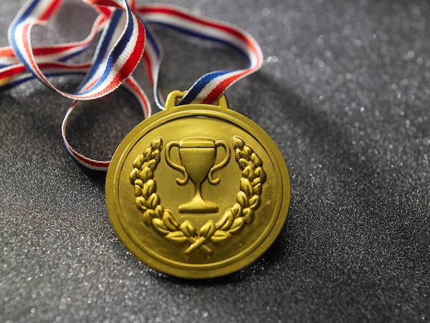 Foto nahaufnahme der goldmedaille auf dem tisch