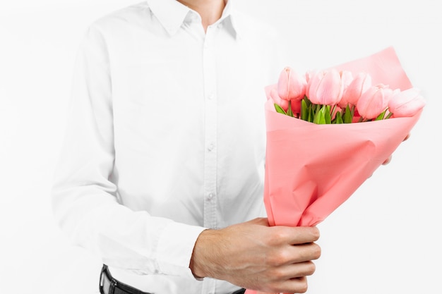 Nahaufnahme der Hände, die einen Strauß Tulpen halten, Geschenk für Valentinstag