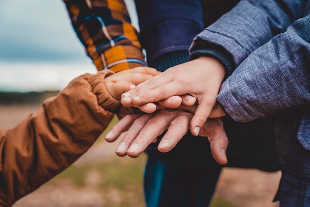 Foto nahaufnahme der hände einer vereinten familie