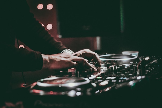 Nahaufnahme der Hände eines DJs