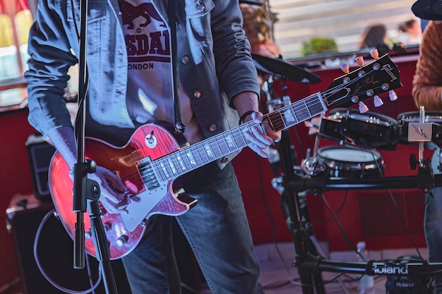 Nahaufnahme der Hände eines Gitarristen bei einem Live-Band-Auftritt