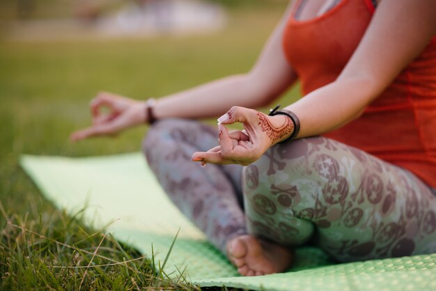 Nahaufnahme der Hände eines jungen Mädchens, das Yoga macht. Gesunder Lebensstil.