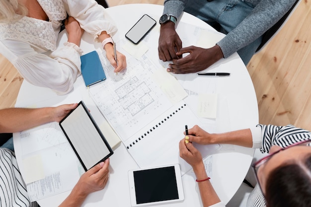 Nahaufnahme der Hände junger Kollegen in einem Meeting